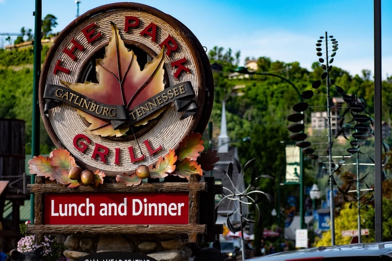 lunch and dinner sign